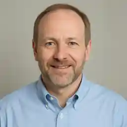 Professional portrait of Daniel Harper, an Australian player from Perth who shares his experience with online casino gaming and emphasises responsible play.